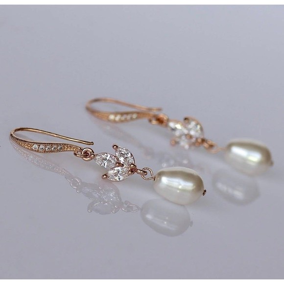 14K Gold Plated Freshwater Shell Pearl Necklace and Earrings Set - Picture 2 of 9